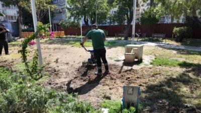 Konak Belediyesi’nin ilçe genelindeki park ve yeşil alanlarda sürdürdüğü bakım,