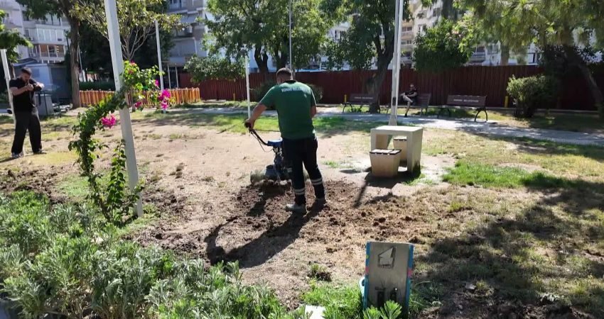 Konak Belediyesi’nin ilçe genelindeki park ve yeşil alanlarda sürdürdüğü bakım,