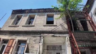 Konak Belediyesi’nin başlattığı restorasyon atağı, Tuzcu Mahallesi’ndeki iki tescilli binayla