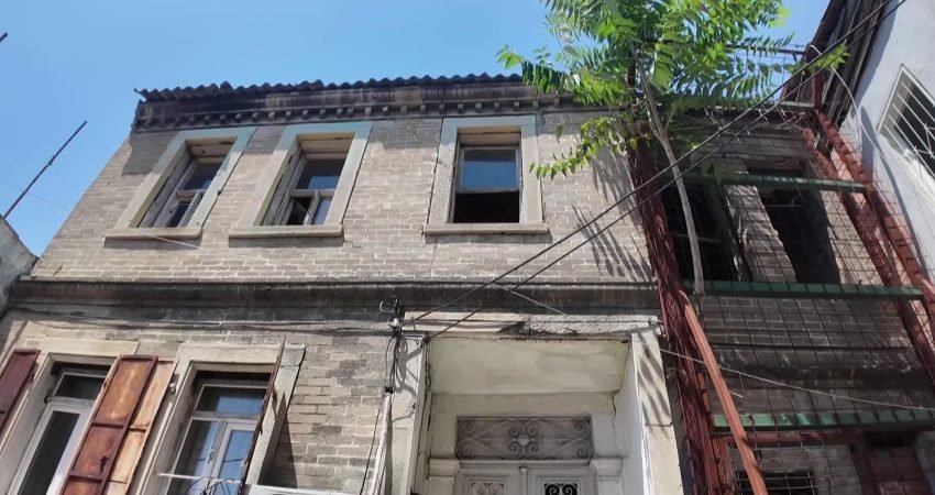 Konak Belediyesi’nin başlattığı restorasyon atağı, Tuzcu Mahallesi’ndeki iki tescilli binayla