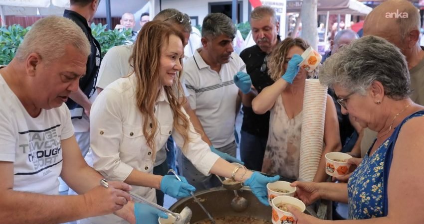 Konak Belediyesi, Muharrem ayı dolayısıyla başlattığı aşure ikramlarını, Kemeraltı Çarşısı’nda