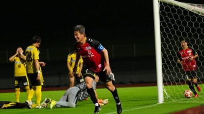 "Kral Kazu" lakaplı 59 yaşındaki Japon futbolcu Kazuyoşi Miura, takımı