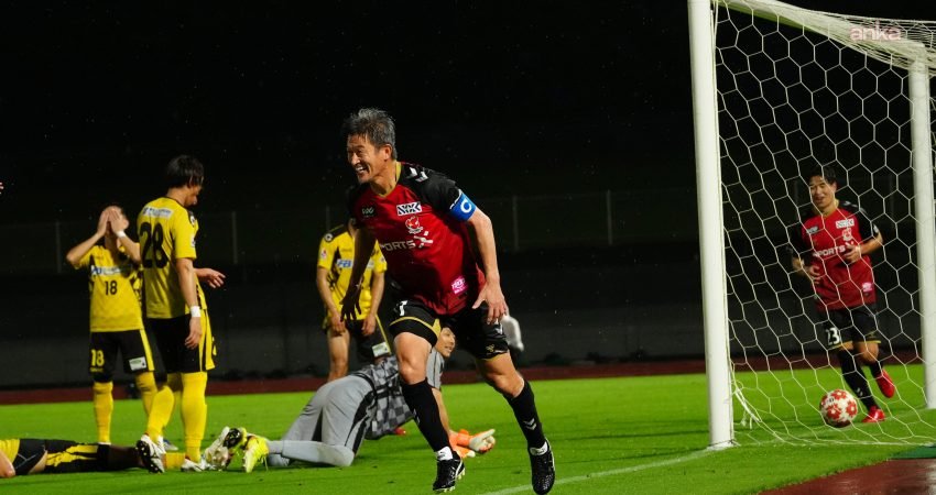 "Kral Kazu" lakaplı 59 yaşındaki Japon futbolcu Kazuyoşi Miura, takımı