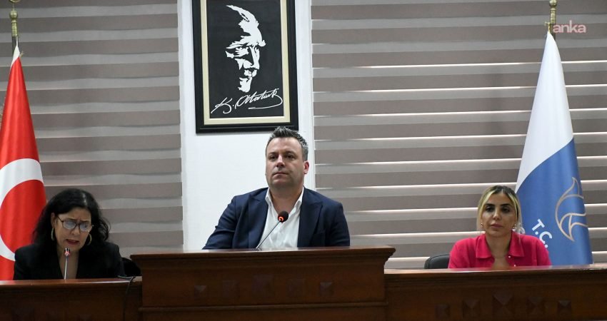 Kuşadası Belediye Başkan Vekili Tahsin Demirtaş, Özer Türk Stadı'nın kapalı