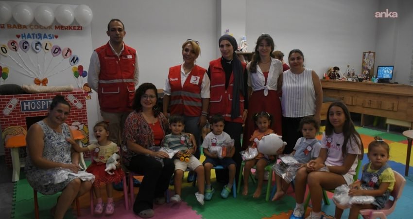Kuşadası Belediyesi'nin Anne Baba Çocuk Merkezi'nde Türk Kızılayı gönüllülerinin katılımıyla