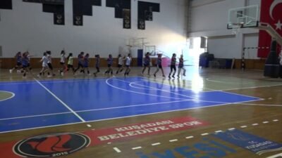 Kuşadası Belediyesi'nin çocukları sporla buluşturmak ve sağlıklı nesiller yetiştirmek amacıyla