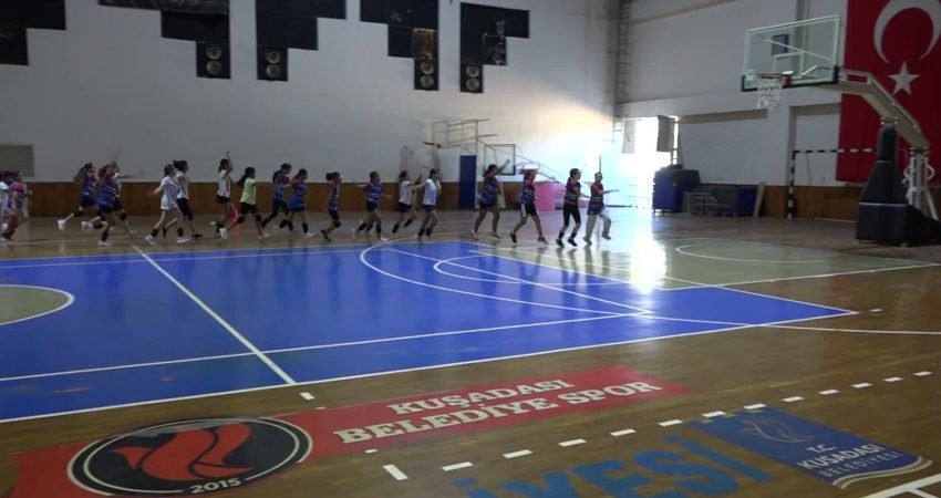 Kuşadası Belediyesi'nin çocukları sporla buluşturmak ve sağlıklı nesiller yetiştirmek amacıyla