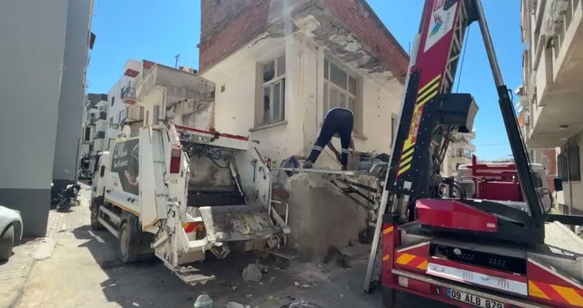 Kuşadası Belediyesi, vatandaşlardan gelen ihbar üzerine Türkmen Mahallesi’ndeki bir çöp