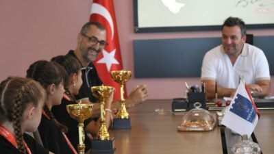 Kuşadası’nı Türkiye şampiyonasında elde ettikleri başarılarla gururlandıran minik sporcular, kazandıkları