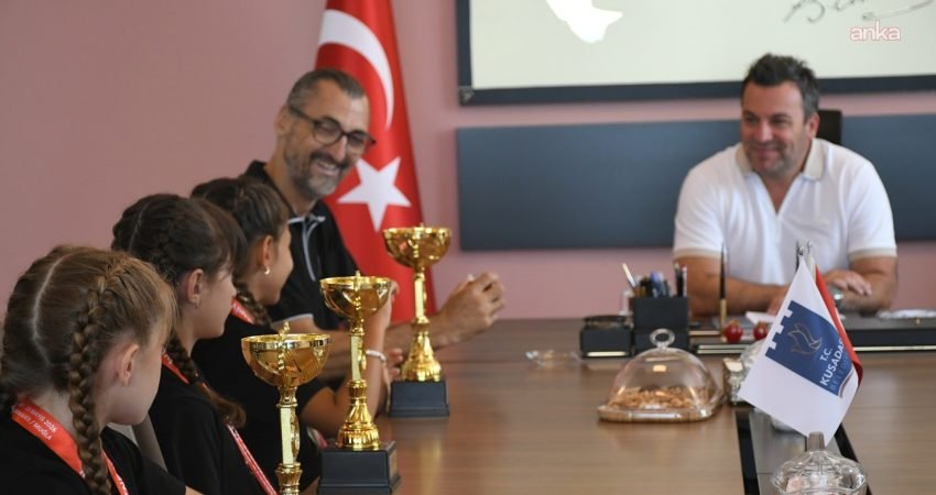 Kuşadası’nı Türkiye şampiyonasında elde ettikleri başarılarla gururlandıran minik sporcular, kazandıkları
