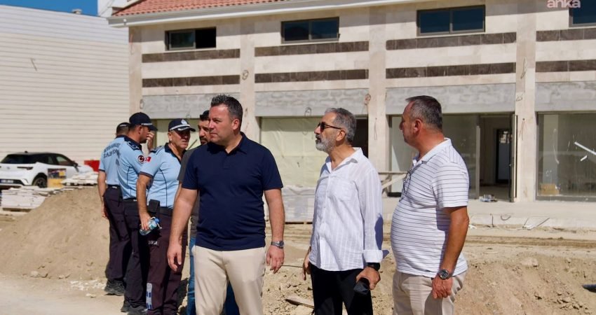 Kuşadası Belediyesi'nin yapımını sürdürdüğü Lütfi Suyolcu Kent Meydanı ve Yaşam