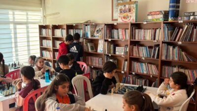 Kuşadası Belediyesi tesisleri, yaz aylarında da gençlerin buluşma noktası olmaya