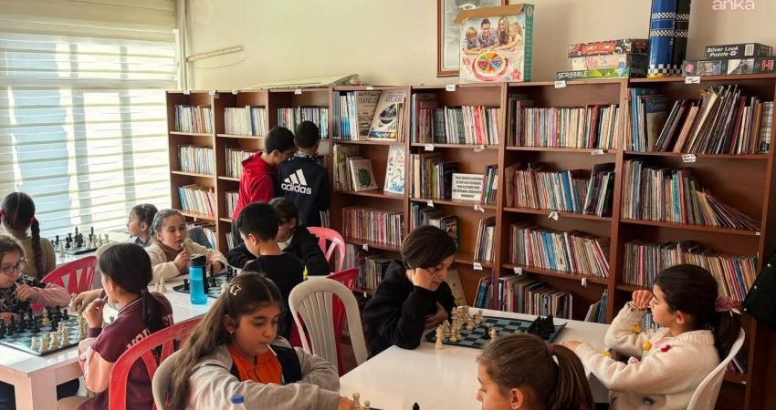 Kuşadası Belediyesi tesisleri, yaz aylarında da gençlerin buluşma noktası olmaya