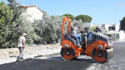 Kuşadası Belediyesi Fen İşleri Müdürlüğü ekipleri, Karaova Mahallesi'nin önemli ulaşım güzergahlarından
