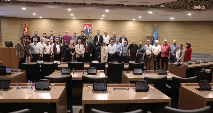 Kütahya Belediyesi'nin düzenli olarak gerçekleştirdiği Muhtarlar Toplantısı, Belediye Başkanı Eyüp