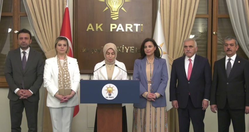 AK Parti Grup Başkanvekili Leyla Şahin Usta, TBMM'de düzenlediği basın