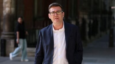 İngiltere'de İşçi Partisi lideri Andy Burnham'ın Kral III. Charles tarafından