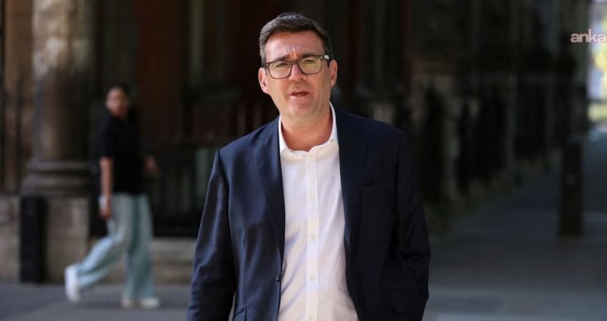 İngiltere'de İşçi Partisi lideri Andy Burnham'ın Kral III. Charles tarafından