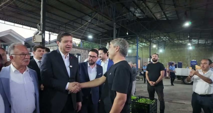 Saadet Partisi Genel Başkanı Mahmut Arıkan, Antalya Toptancı Hali'nde üretici