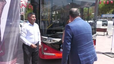 Manisa Büyükşehir Belediyesi tarafından Cumhuriyet Meydanı’nda düzenlenen programla 14 yeni