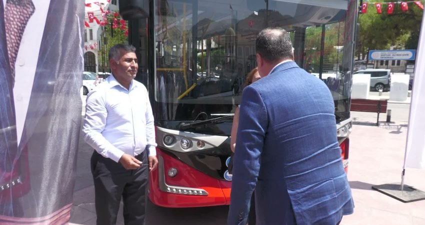 Manisa Büyükşehir Belediyesi tarafından Cumhuriyet Meydanı’nda düzenlenen programla 14 yeni