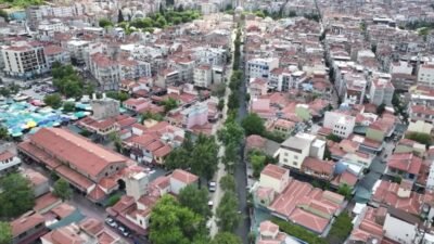 Manisa Büyükşehir Belediyesi’nin Çarşı Bulvarı’nda başlattığı yenileme çalışmalarında sıcak asfalt