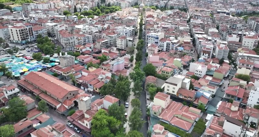 Manisa Büyükşehir Belediyesi’nin Çarşı Bulvarı’nda başlattığı yenileme çalışmalarında sıcak asfalt