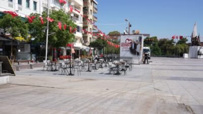 Manisa Büyükşehir Belediyesi Zabıta Dairesi Başkanlığı ekipleri, Cumhuriyet Meydanı’nda gerçekleştirilen