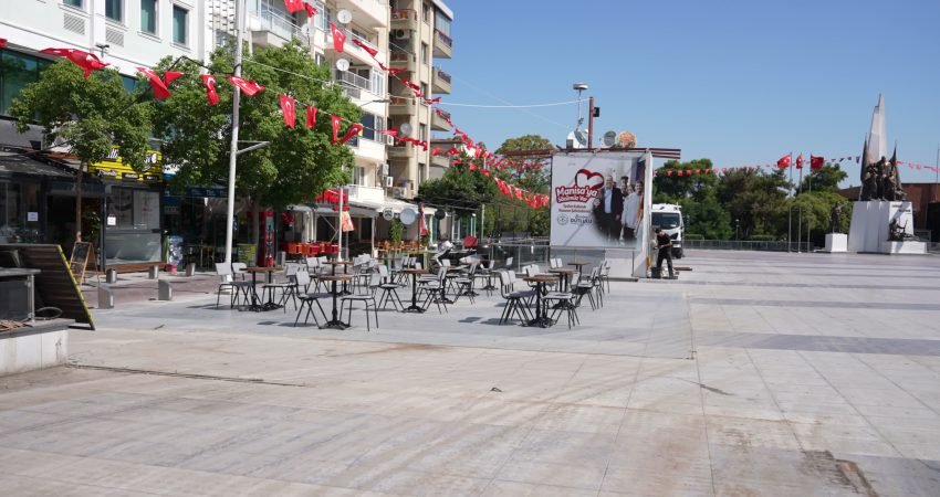 Manisa Büyükşehir Belediyesi Zabıta Dairesi Başkanlığı ekipleri, Cumhuriyet Meydanı’nda gerçekleştirilen
