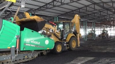 Manisa Büyükşehir Belediyesi, Perşembe Pazarı’nda yürüttüğü sıcak asfalt çalışmasıyla hem