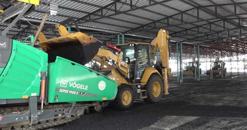 Manisa Büyükşehir Belediyesi, Perşembe Pazarı’nda yürüttüğü sıcak asfalt çalışmasıyla hem