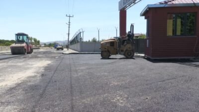 Manisa Büyükşehir Belediyesi, Köprübaşı ilçesinde ilk kez sıcak asfalt uygulamasını