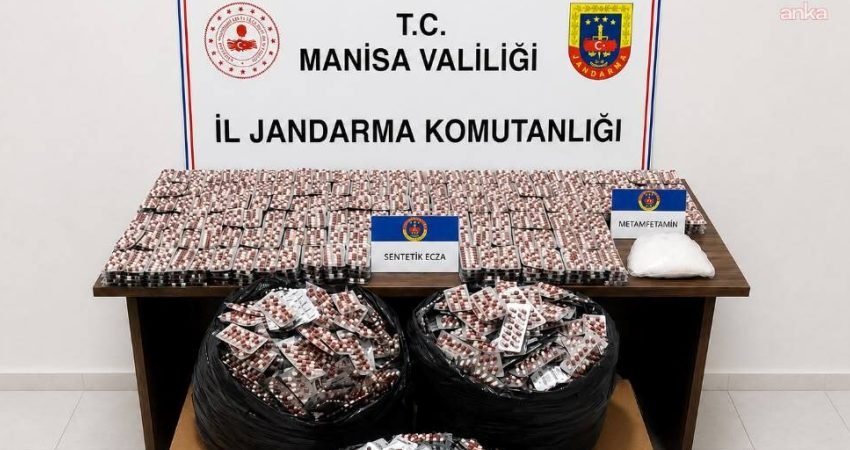 Manisa'da jandarma ekiplerince otoyolda düzenlenen operasyonda 59 bin 212 sentetik