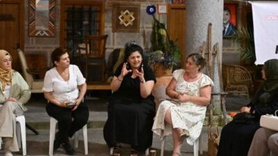 Manisa Büyükşehir Belediyesi'nin düzenlediği etkinlikte ödüllü "Toz Bezi" filmi izleyiciyle
