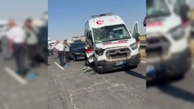 Mardin'in Nusaybin ilçesinde uluslararası İpekyolu'nda tır, otomobil ve ambulansın karıştığı