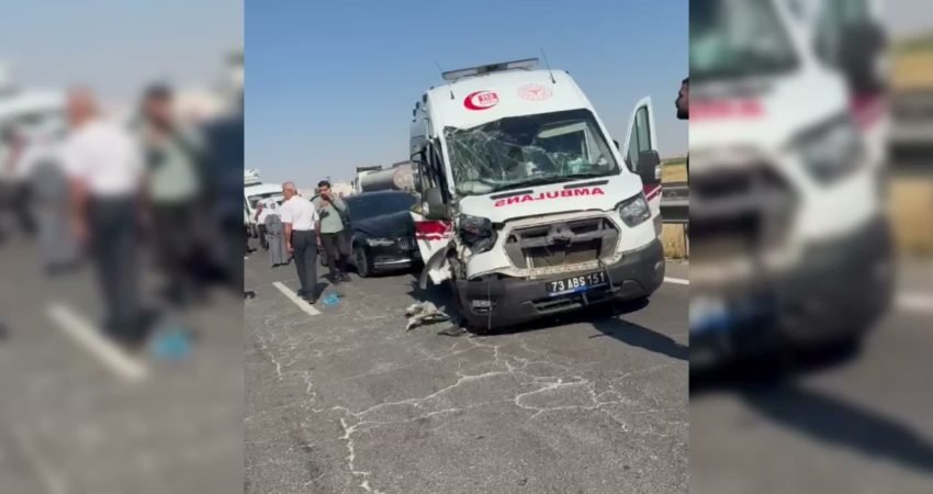 Mardin'in Nusaybin ilçesinde uluslararası İpekyolu'nda tır, otomobil ve ambulansın karıştığı