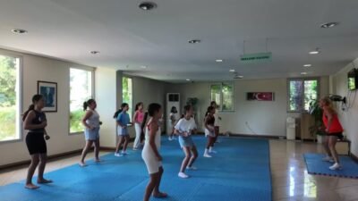 Marmaris Belediyesi tarafından çocuklara yönelik düzenlenen ücretsiz yaz kursları yoğun
