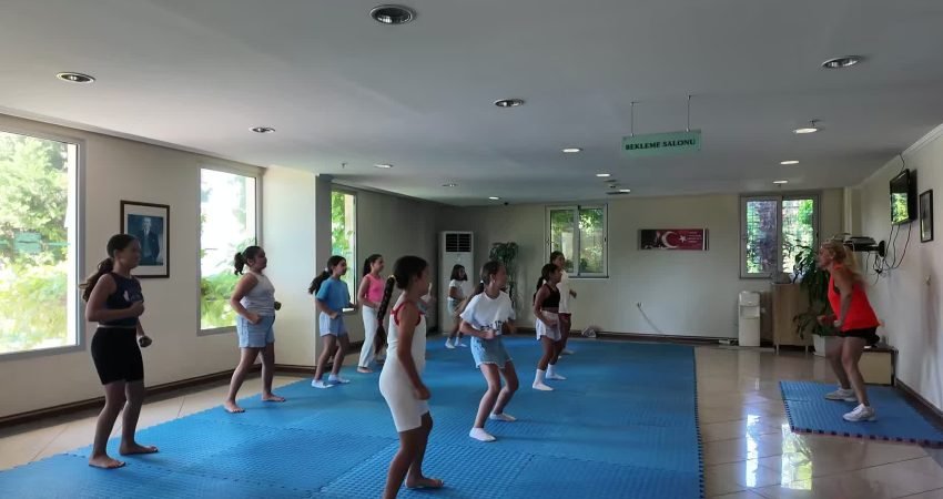 Marmaris Belediyesi tarafından çocuklara yönelik düzenlenen ücretsiz yaz kursları yoğun
