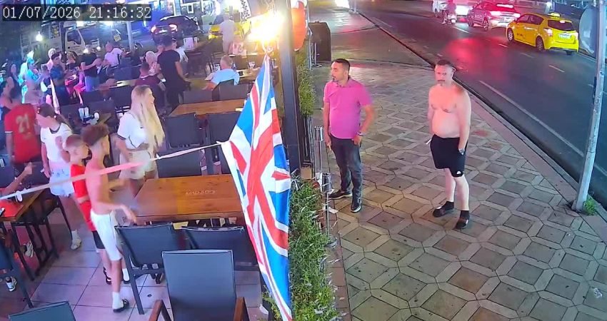 Muğla'nın Marmaris ilçesinde bir restoranda karısına ve çocuklarına şiddet uygulayan