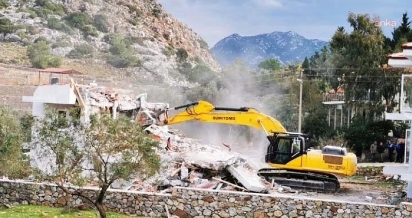 Marmaris’te kaçak yapı yıkımlarıyla ilgili tartışma sürüyor. AK Parti Muğla
