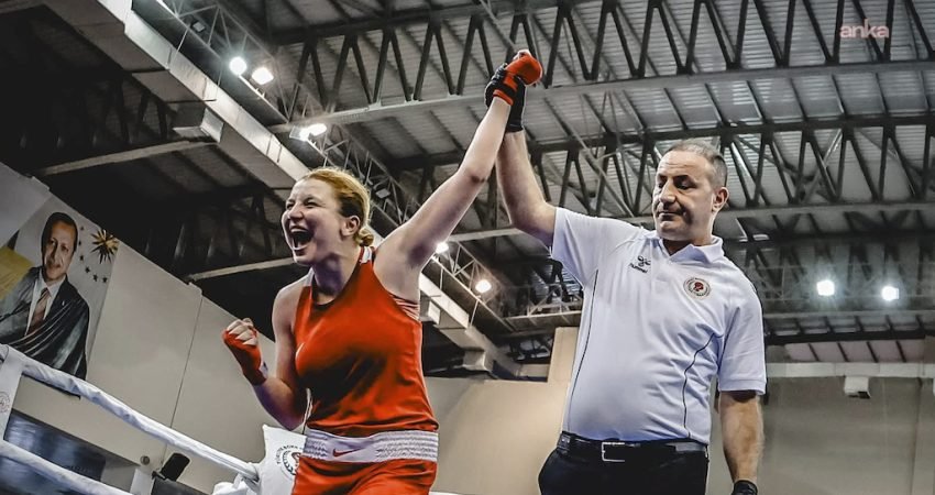 Merkezefendi Belediyesi Spor Kulübü'nden Nefise Kaymakçı, Amasya'da düzenlenen Türkiye Boks