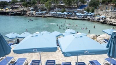 Mersin Büyükşehir Belediyesi, yaz sezonunda işlettiği plajlarda temizlik, güvenlik ve