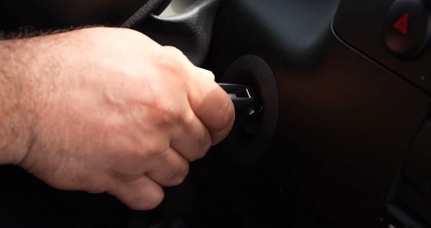 Mersin Büyükşehir Belediyesi, 390 personel ve 52 vakumlu yol süpürme