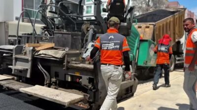 Mersin Büyükşehir Belediyesi ekipleri, kent genelinde birçok noktada yol ve