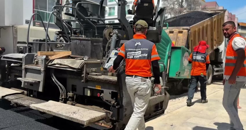 Mersin Büyükşehir Belediyesi ekipleri, kent genelinde birçok noktada yol ve