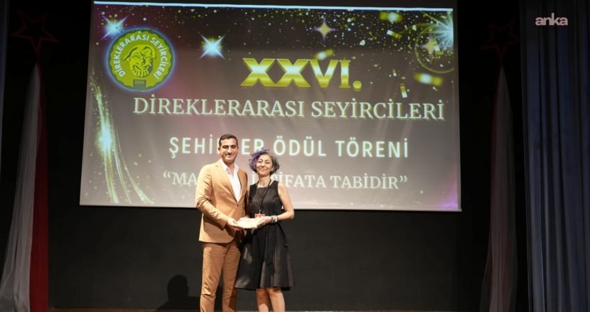 Mersin Şehir Tiyatrosu oyuncuları, “Bahar Noktası” oyunundaki performanslarıyla “26. Direklerarası Seyircileri