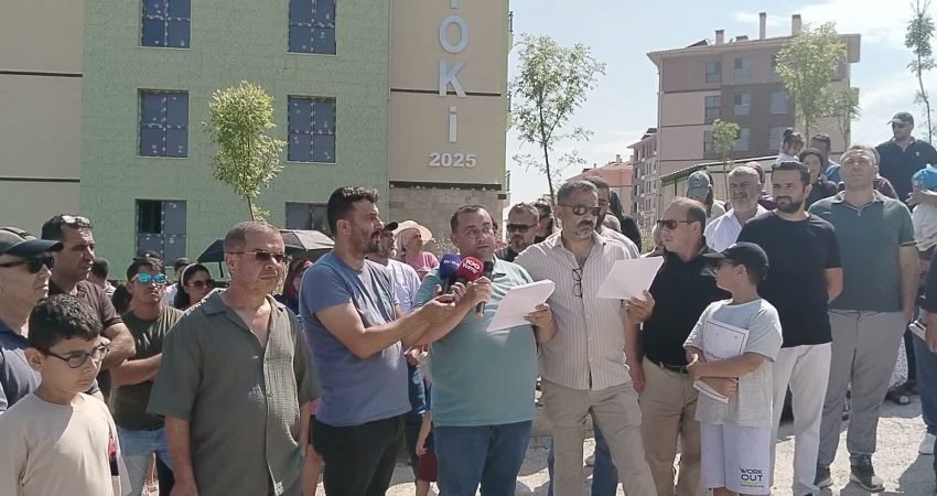 Mersin’de TOKİ hak sahipleri, evlerinin tesliminin 15 ay geciktirildiği gerekçesiyle