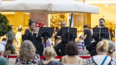 Mersin Büyükşehir Belediyesi Kent Orkestrası, kentin farklı noktalarında düzenlediği "Klasik Müzik