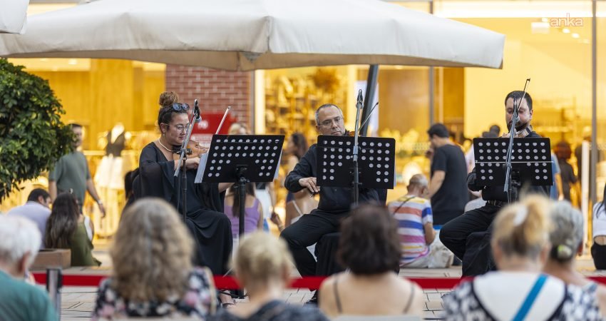 Mersin Büyükşehir Belediyesi Kent Orkestrası, kentin farklı noktalarında düzenlediği "Klasik Müzik