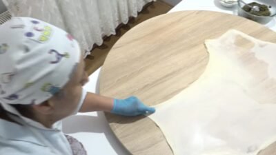 İzmir Büyükşehir Belediyesi Meslek Fabrikası kurslarına katılan 56 yaşındaki Belgin